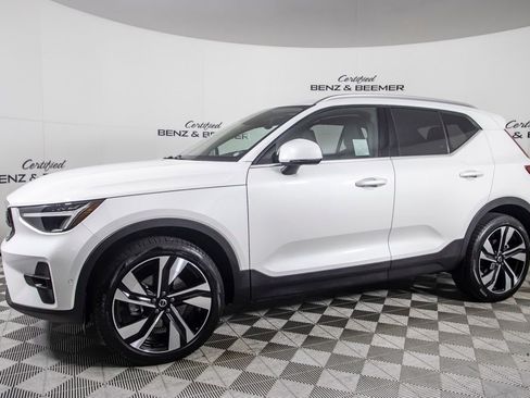 Used 2025 Volvo XC40 B5 Plus image 8