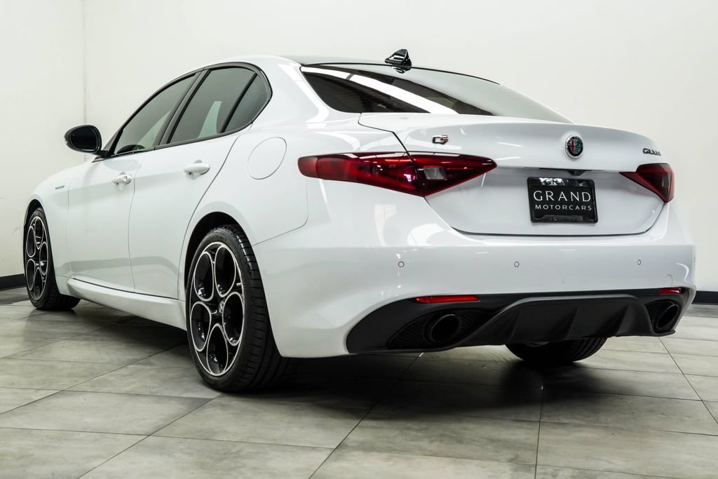 Used 2023 Alfa Romeo Giulia Veloce RWD image 12
