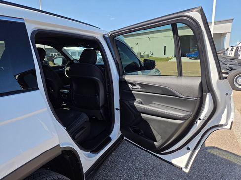 New 2026 Jeep Grand Cherokee L Laredo RWD image 16