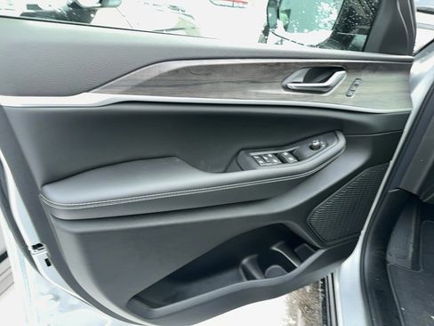 New 2025 Jeep Grand Cherokee Limited image 6