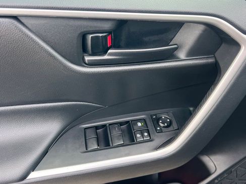 Used 2019 Toyota RAV4 LE image 8