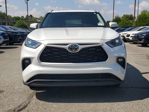 Used 2023 Toyota Highlander XLE FWD image 2