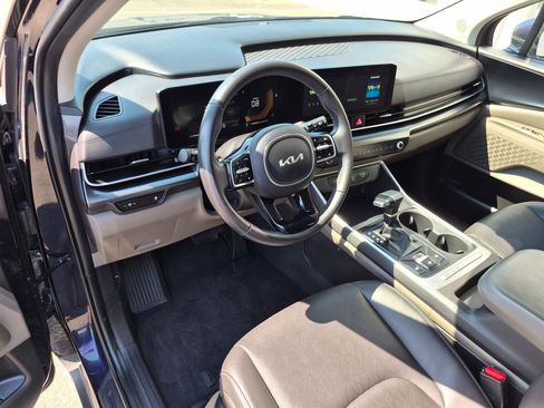 Used 2025 Kia Carnival FWD image 17