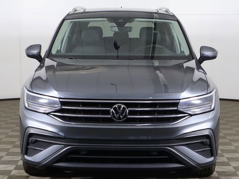 Used 2023 Volkswagen Tiguan SE w/ Panoramic Sunroof Package image 12
