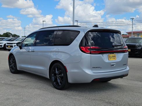 New 2026 Chrysler Pacifica Limited w/ Uconnect Theater Family Group image 5