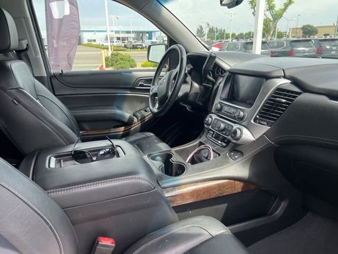 Used 2020 Chevrolet Suburban LT w/ Luxury Package AWD/4WD image 4