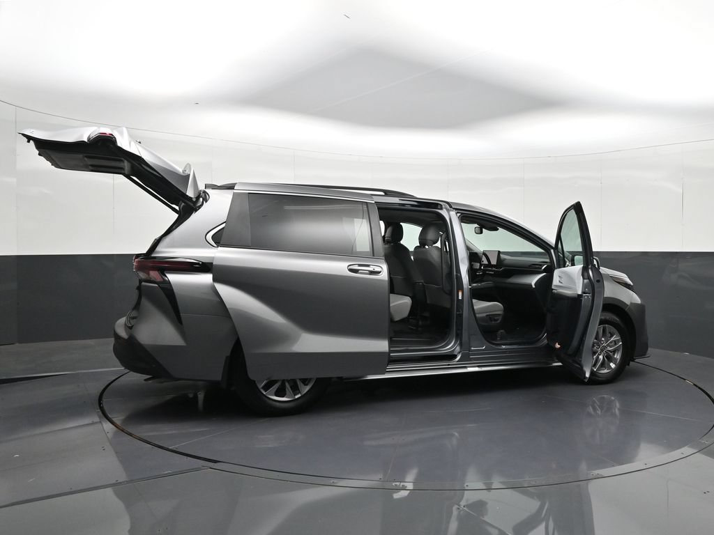 Used 2026 Toyota Sienna XLE FWD image 41