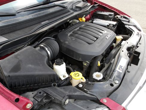 Used 2016 Chrysler Town & Country Touring image 22