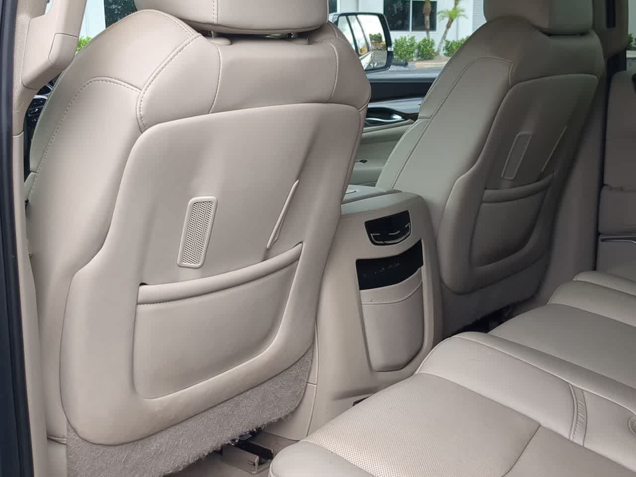 Used 2020 Cadillac Escalade Premium Luxury w/ Escalade Sport Edition AWD/4WD image 19