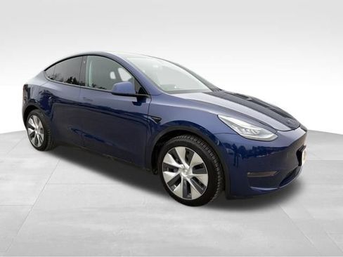 Used 2021 Tesla Model Y Long Range image 9