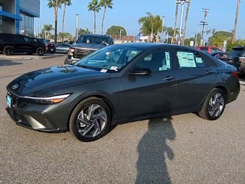 Used 2025 Hyundai Elantra Sport image 4