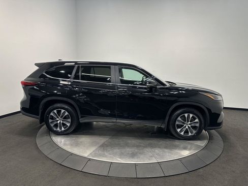 Used 2023 Toyota Highlander XLE AWD/4WD image 8