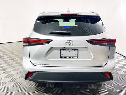 Used 2024 Toyota Highlander XLE image 4