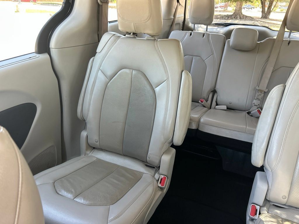 Used 2021 Chrysler Pacifica Touring-L FWD image 19