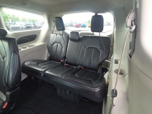 Used 2023 Chrysler Pacifica Touring-L FWD image 18