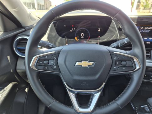 Used 2025 Chevrolet Trax LT w/ LT Convenience Package image 14