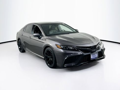 Used 2022 Toyota Camry SE image 3