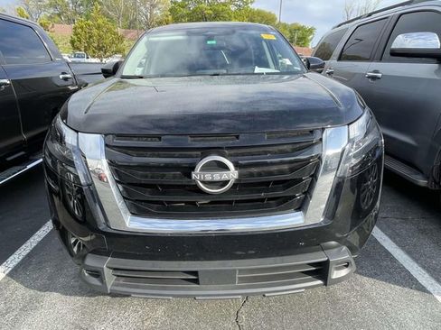 Used 2025 Nissan Pathfinder SV image 2