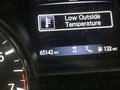 Used 2020 Nissan Pathfinder SV image 9