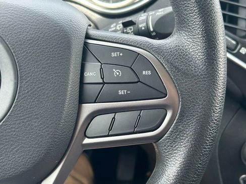 Used 2019 Jeep Cherokee Latitude w/ Popular Appearance Group FWD image 31