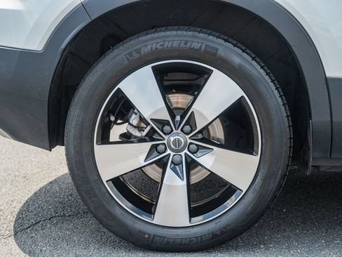 Used 2021 Volvo XC40 T5 Momentum w/ Premium Package AWD/4WD image 19