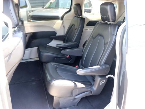 Used 2024 Chrysler Pacifica Touring-L FWD image 12