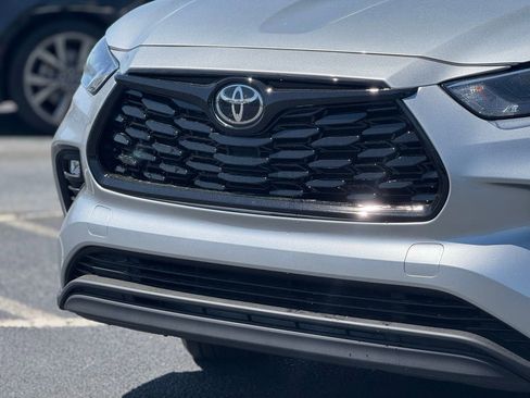 Used 2023 Toyota Highlander XLE image 9