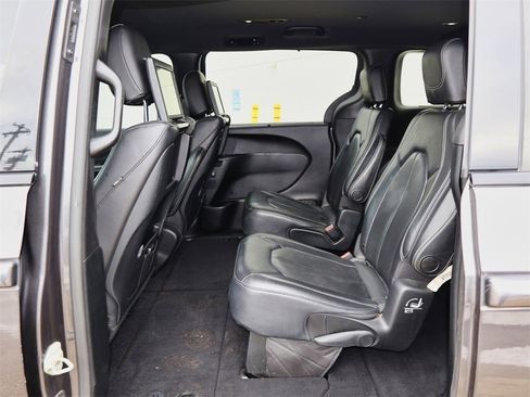 Used 2019 Chrysler Pacifica Touring-L Plus w/ S Appearance Package image 15