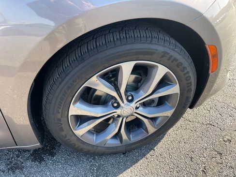 Used 2017 Chrysler Pacifica Limited image 12