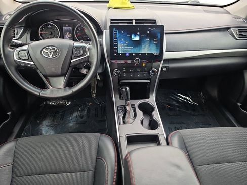Used 2017 Toyota Camry SE w/ Moonroof Package FWD image 10