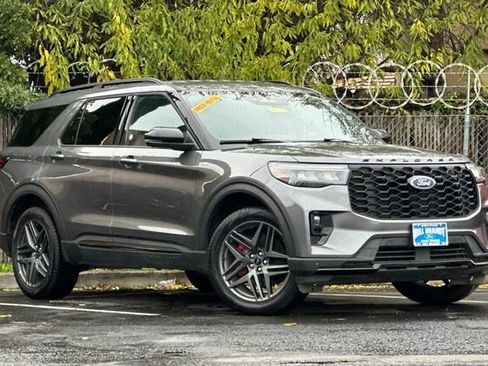 Used 2025 Ford Explorer ST-Line w/ ST-Line Street Pack image 2