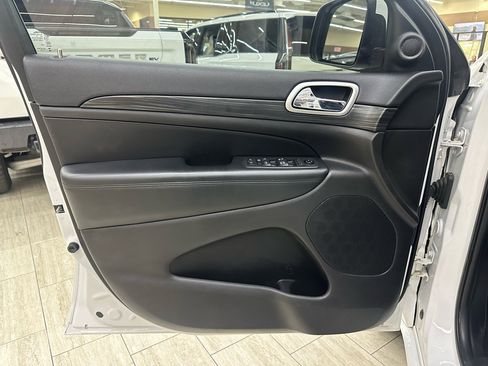 Used 2019 Jeep Grand Cherokee Altitude image 16