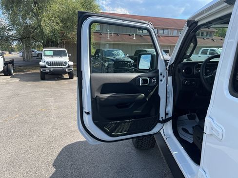 New 2025 Jeep Wrangler Unlimited Rubicon 392 image 16
