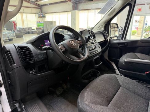 Used 2025 RAM ProMaster 2500 w/ Convenience Group FWD image 9