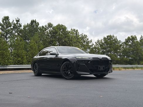 Used 2023 BMW i7 xDrive60 AWD/4WD image 2