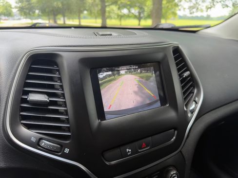 Used 2019 Jeep Cherokee Latitude Plus AWD/4WD image 20