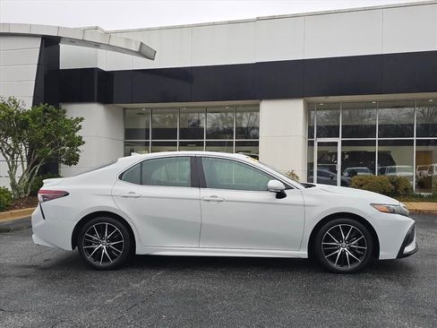 Used 2024 Toyota Camry SE image 2