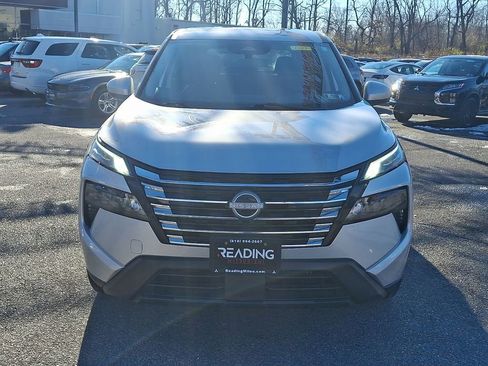 Used 2024 Nissan Rogue SV image 2