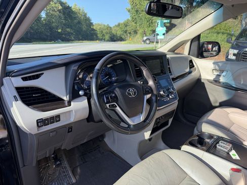 Used 2017 Toyota Sienna XLE w/ XLE Navigation Package FWD image 11