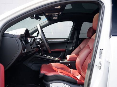 Certified 2025 Porsche Macan image 17