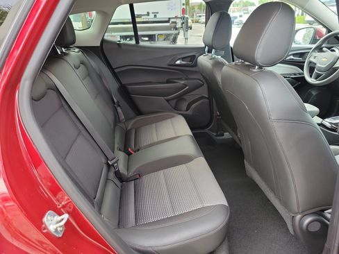 Used 2025 Chevrolet Trax LT FWD image 6