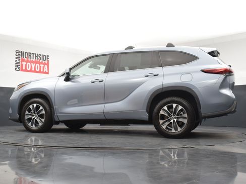 Used 2021 Toyota Highlander XLE AWD/4WD image 30