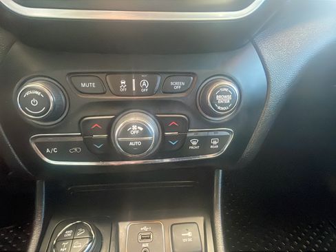 Used 2019 Jeep Cherokee Trailhawk w/ Comfort/Convenience Group AWD/4WD image 20