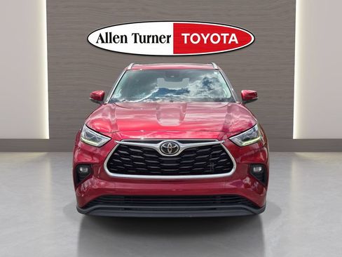 Used 2023 Toyota Highlander Limited FWD image 3