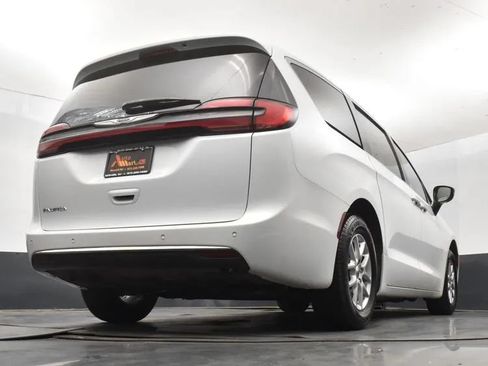 Used 2024 Chrysler Pacifica Touring-L FWD image 13