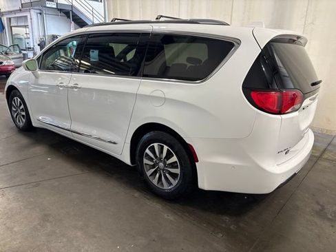 Used 2020 Chrysler Pacifica Touring-L FWD image 6
