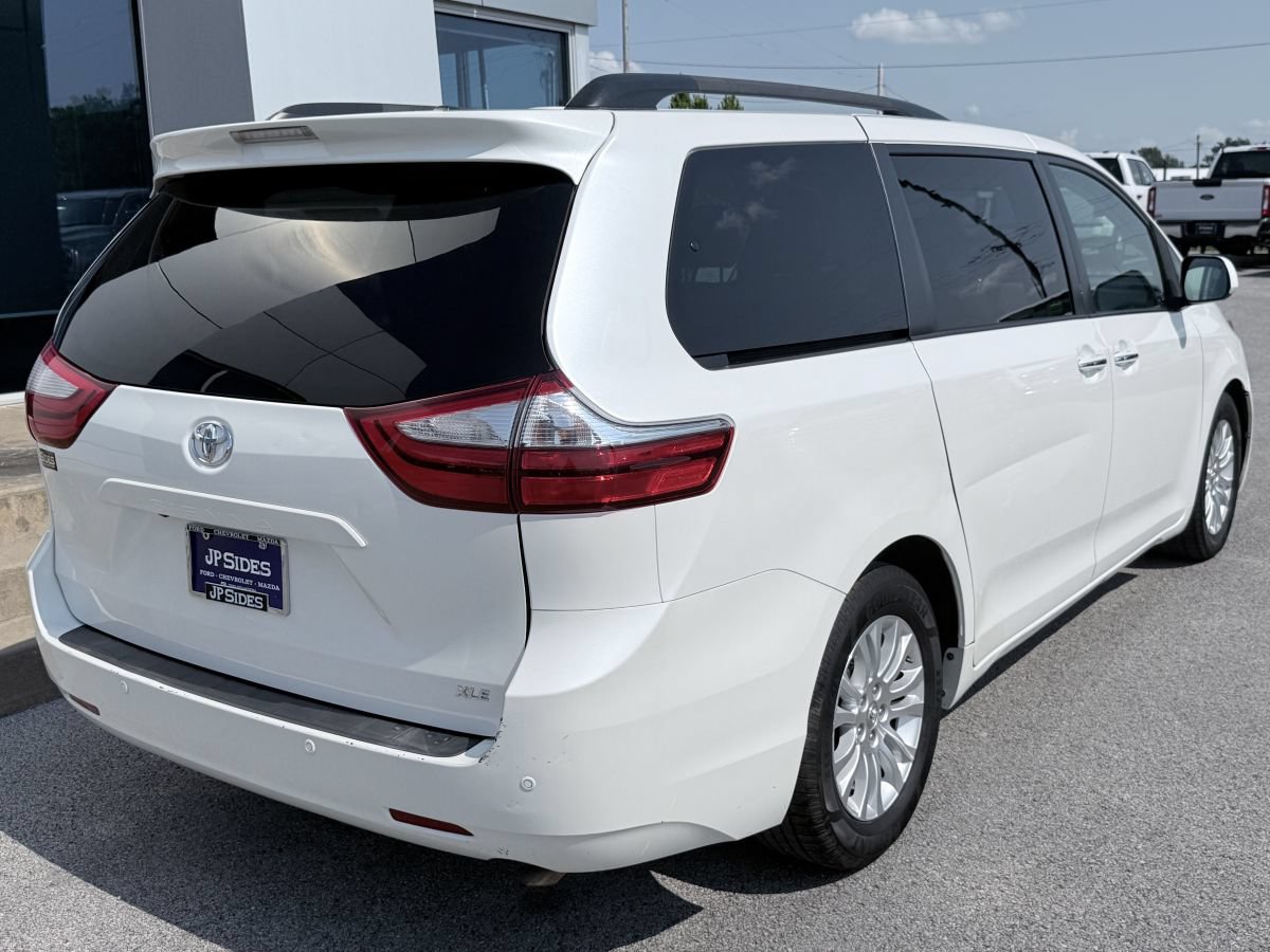 Used 2015 Toyota Sienna XLE w/ XLE Navigation Package FWD image 4