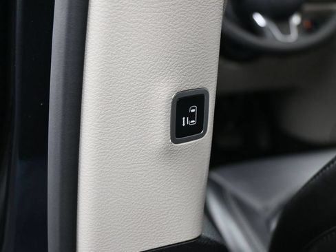 Used 2023 Chrysler Pacifica Touring-L FWD image 32