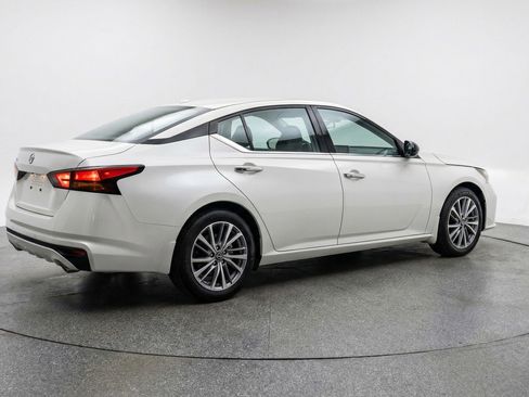 Used 2025 Nissan Altima 2.5 SV image 9
