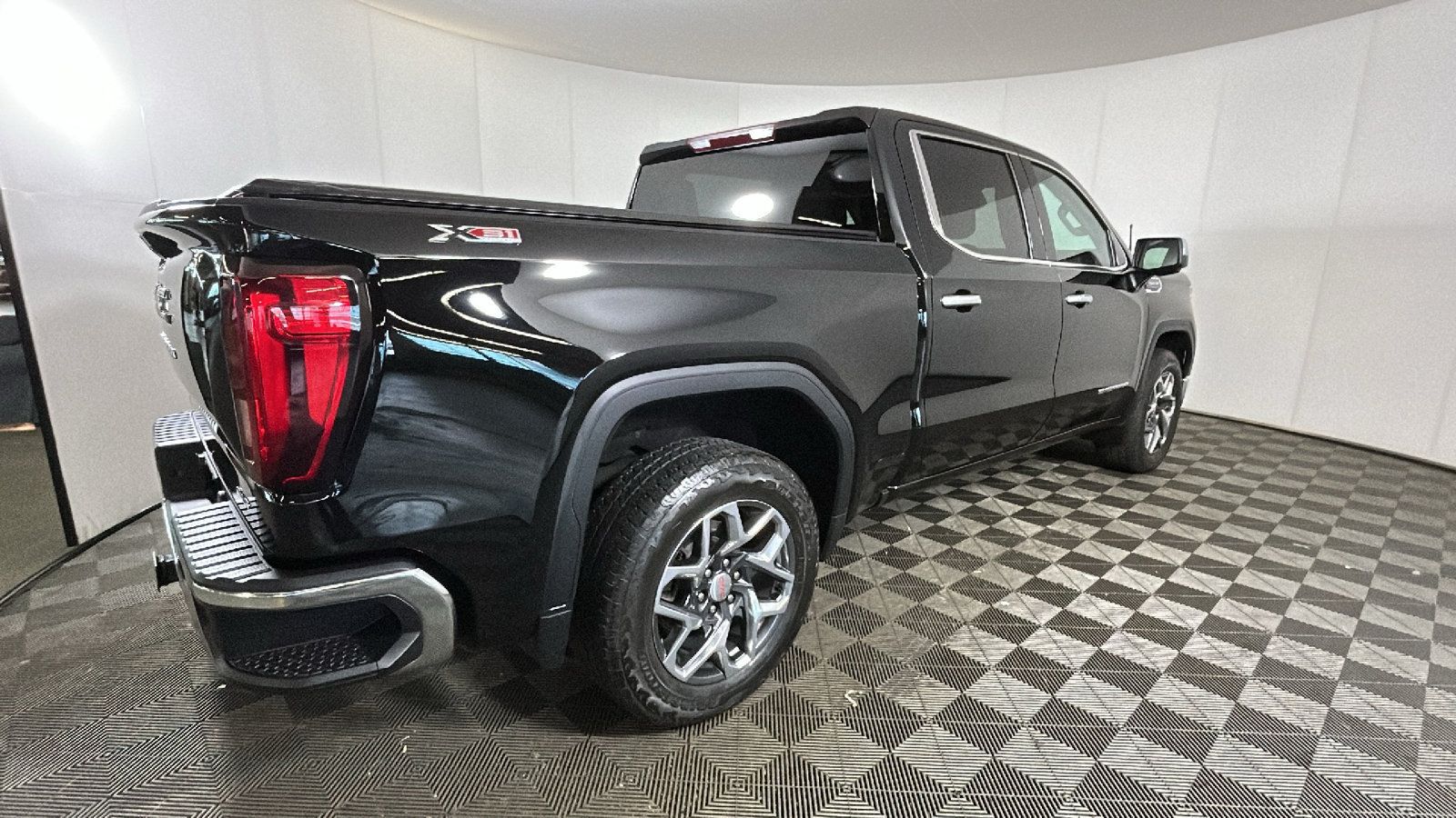 Used 2023 GMC Sierra 1500 SLT w/ SLT Convenience Package AWD/4WD image 3